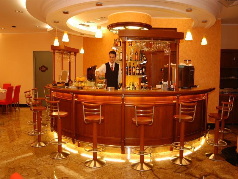 Celly Hotel Πιτέστι Εξωτερικό φωτογραφία