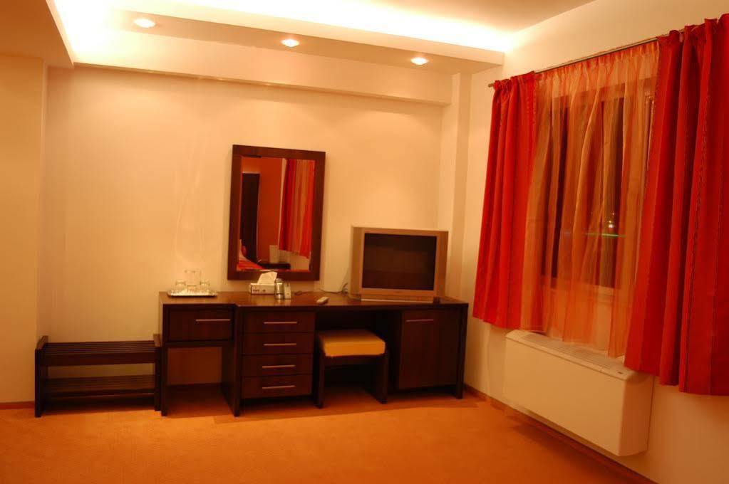 Celly Hotel Πιτέστι Εξωτερικό φωτογραφία